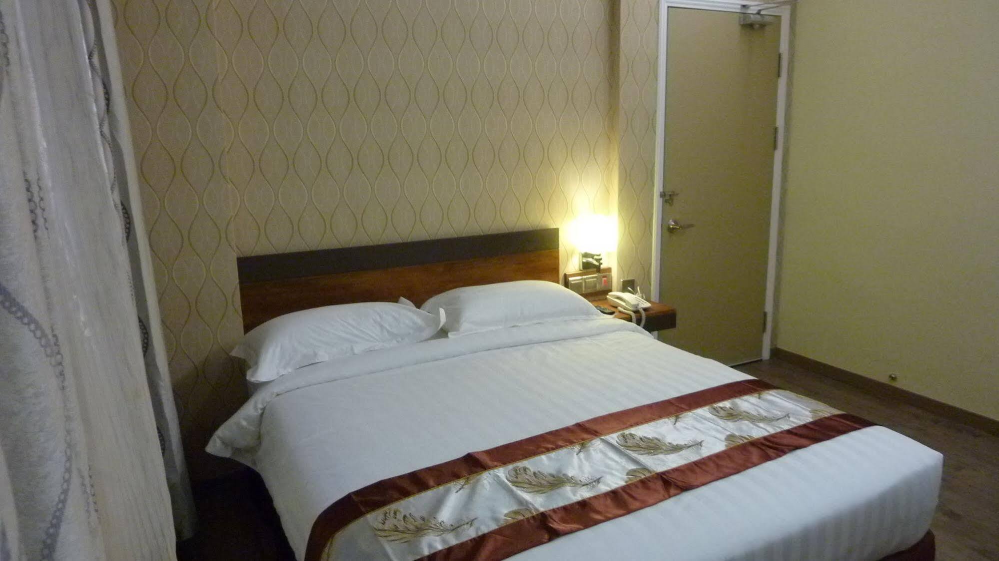 Nova Kuching Hotel Exterior photo