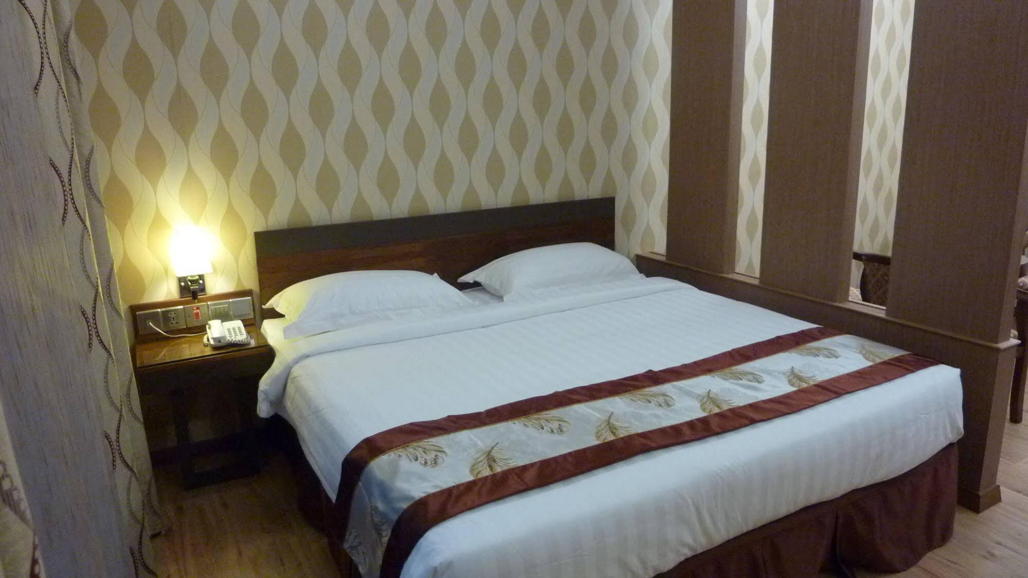 Nova Kuching Hotel Exterior photo